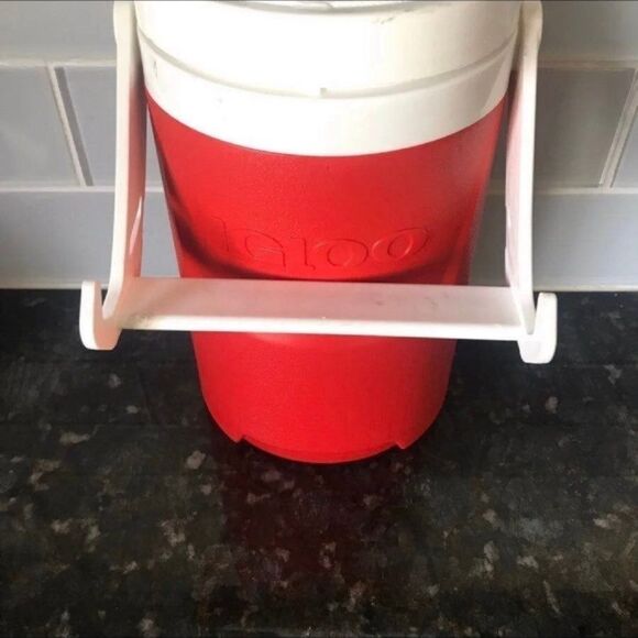 Igloo Laguna Half Gallon Water Jug Cooler Thermos Red w/ Hooks & Handle - Picture 4 of 8